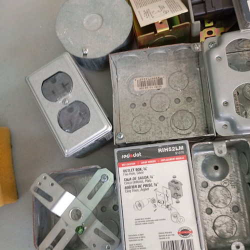 Electrical supplies like new, 80 pieces for electrical installations