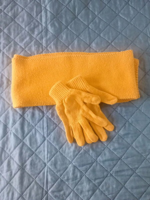 Scarf and gloves kids like new, yellow