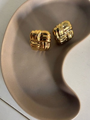 Vintage style earrings like new, gold tone
