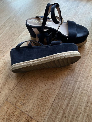 SoChic women's platform sandal used, blue suede, size 38