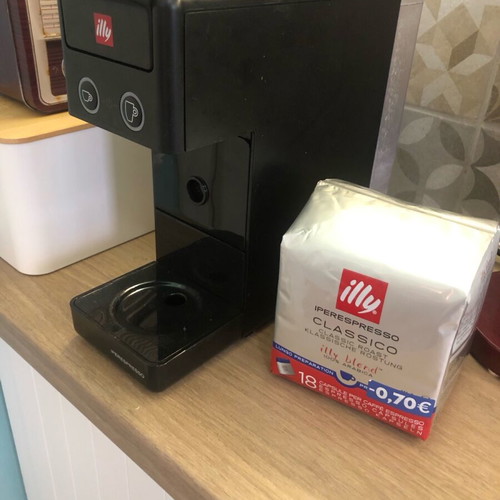 Illy coffee maker like new for illy capsules