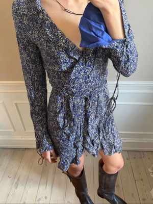 Long-sleeve short wrap dress new, blue with floral pattern