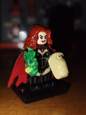 Madelyne Pryor minifigure like new with accessories