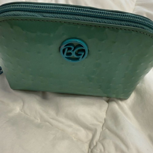 Neseser used in turquoise patent color