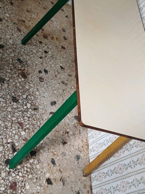 Παλαιό τραπέζι κουζίνας μεταχειρισμένο με μεταλλικό σκελετό και φορμάικα