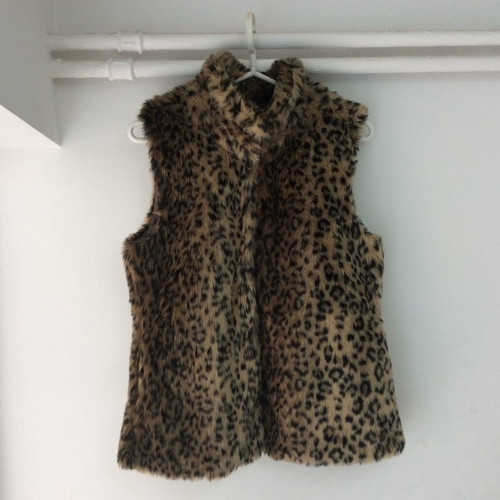 Bershka sleeveless vest used, size M, eco fur