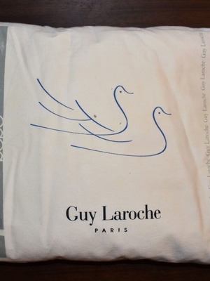 Παιδικό μαξιλαράκι Guy Laroche σαν καινούργιο