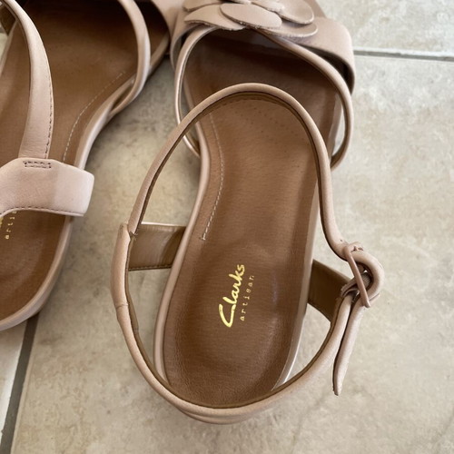Clarks women's leather sandals with flower, beige nude, size 41