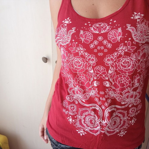 Red and white casual tank top, size M