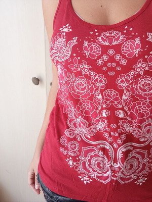 Red and white casual tank top, size M
