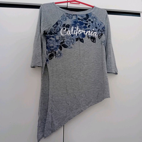 Asymmetric gray blouse like new with side opening and 3/4 sleeve