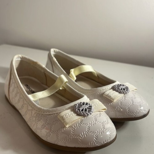 Mayoral children's ballerina shoes with bow and elastic, white, size 26