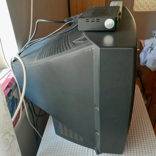 Hitachi color TV used 30 inches with signal decoder