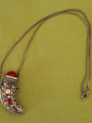 Ethnic horn-shaped vintage-style necklace with resin details