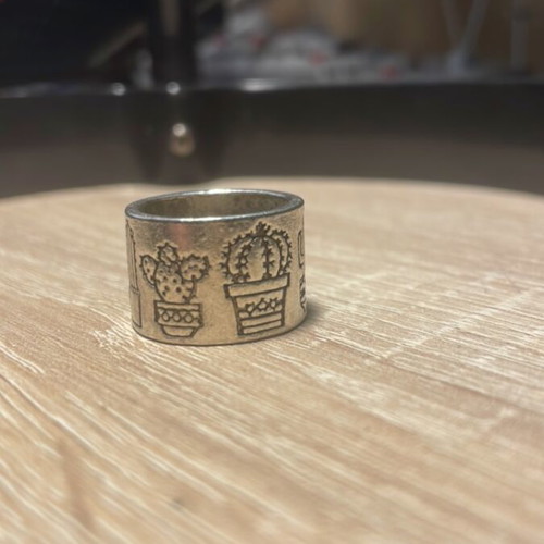 Ring with embossed cactus design like new