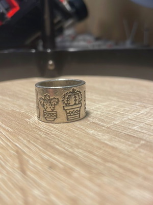 Ring with embossed cactus design like new