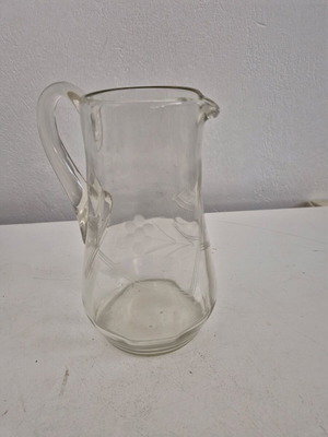 Glass water/wine pitcher like new