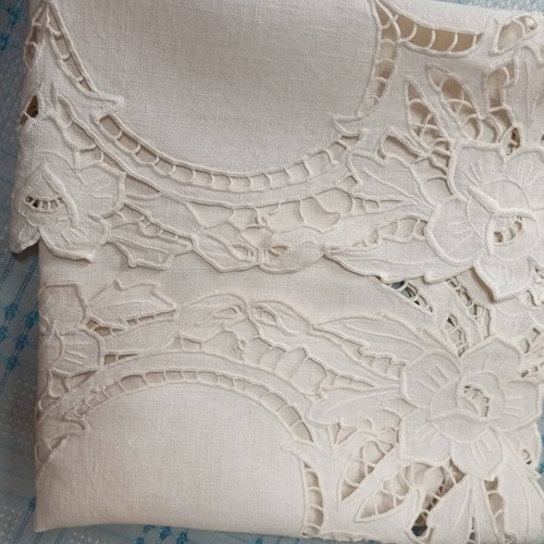 Cutwork linen tablecloth like new, 57 x 57 cm, handmade design