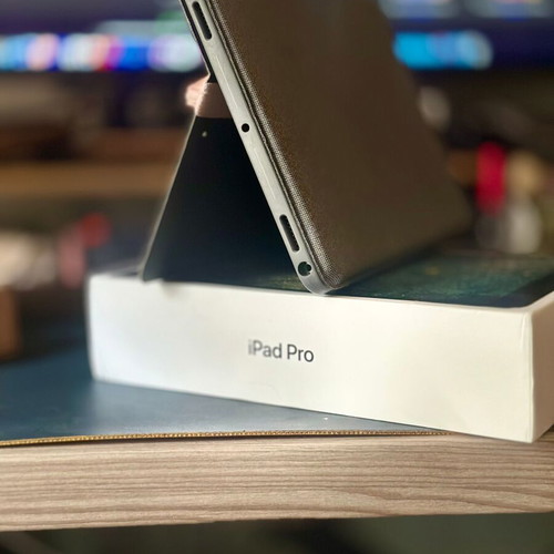 Apple iPad Pro 10.5” (2017) 64GB like new with Apple Pencil and Logitech Combo Touch keyboard
