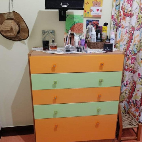 Large Modeco chest of drawers in very good condition