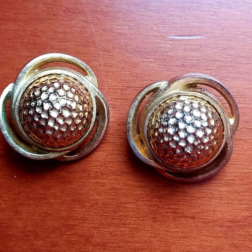Vintage earrings used in gold color