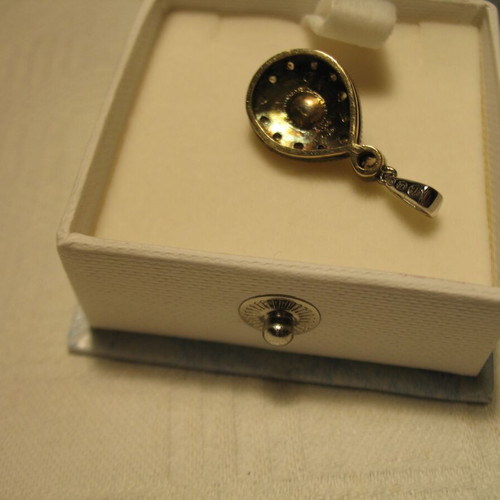 Pendant jewelry with white and yellow diamonds used