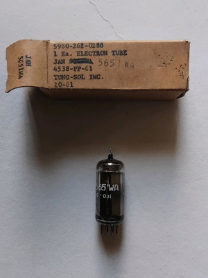 Λυχνία 565 IWA καινούργια από παλιό στοκ