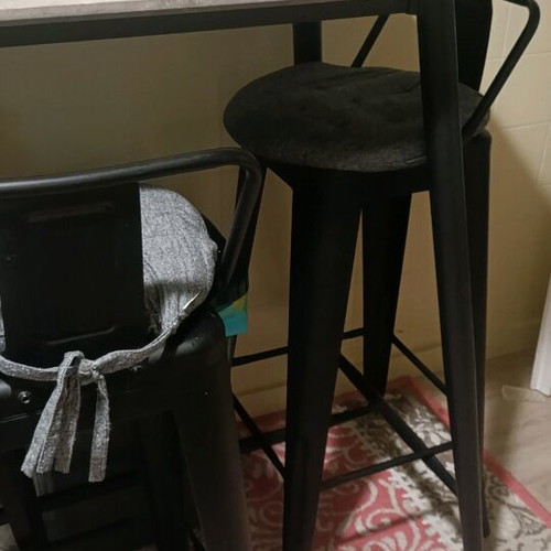 Table with 4 stools like new, tall with iron legs