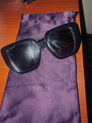 Gucci sunglasses like new, black