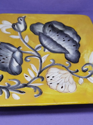 Yellow square ceramic plate like new, 23 cm, hand-painted