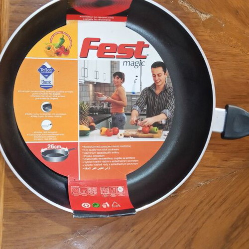 Fest Magic Frying Pan 26cm and SilverCrest Kitchen Scale with Nonstick Baking Tray gift
