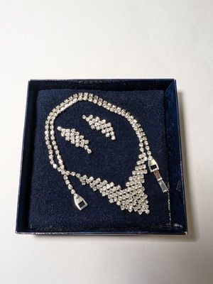 Jewelry set necklace and earrings new