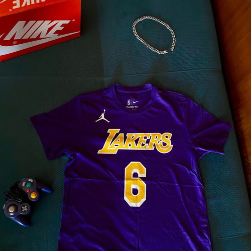 Nike Los Angeles Lakers T-shirt purple like new