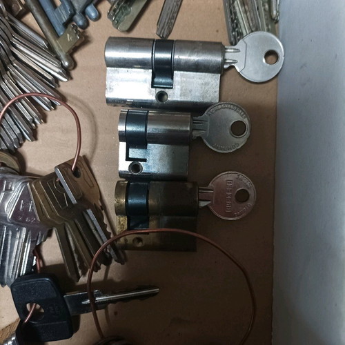 Keys used, pack of over 100 pieces
