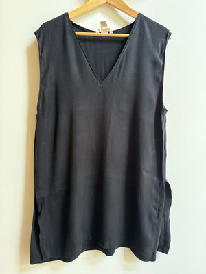 H&M black long sleeveless top used, size XL