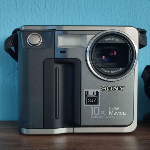 Sony Mavica MVC-FD7 digital camera like new with 3x optical zoom