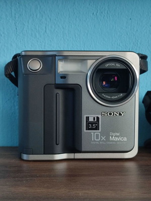 Sony Mavica MVC-FD7 digital camera like new with 3x optical zoom