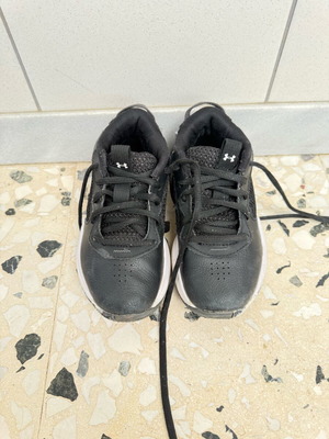 Under Armour αθλητικά παπούτσια νούμερο 28 σαν καινούργια, μαύρα