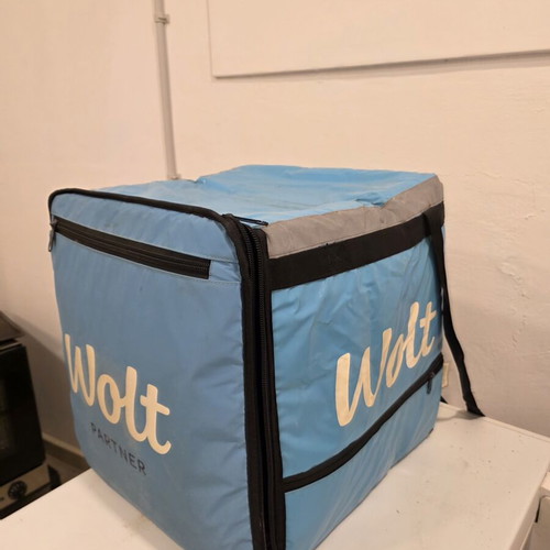 Wolt delivery box with strap