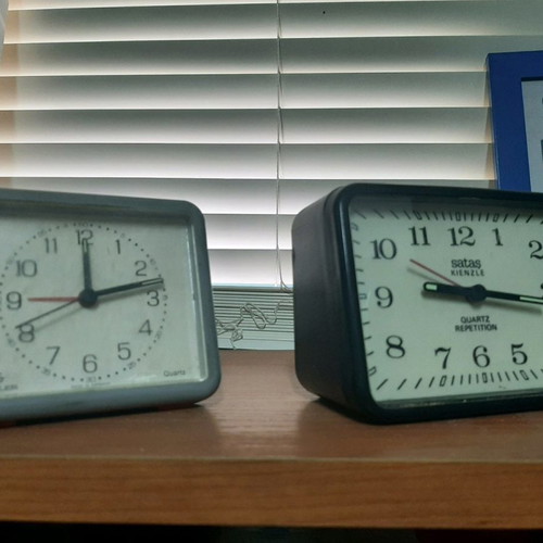 Table clocks pack of 9, mostly functional
