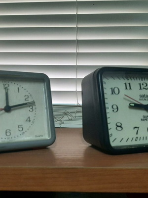 Table clocks pack of 9, mostly functional
