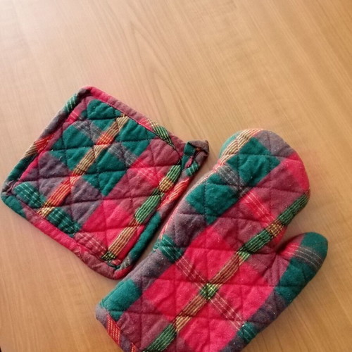 Oven mitt and baking cloth set new, Christmas colors