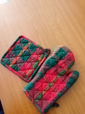 Oven mitt and baking cloth set new, Christmas colors