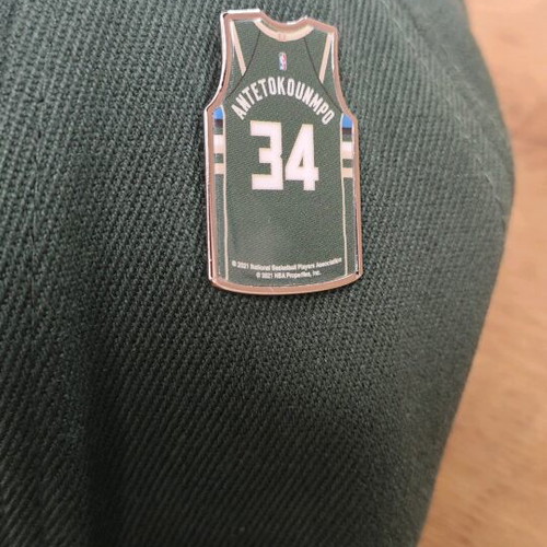 Milwaukee Bucks cap with embroidered Giannis Antetokounmpo signature and NBA pin new