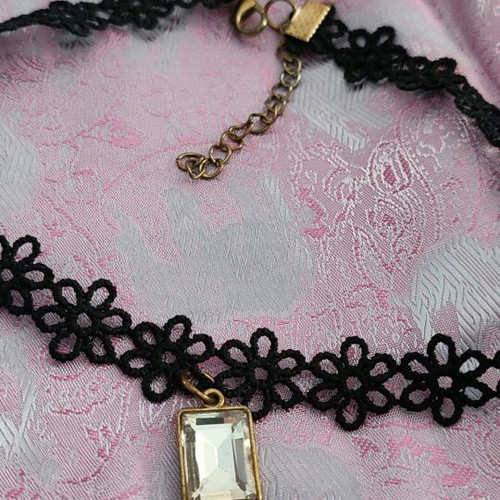 Choker necklace used
