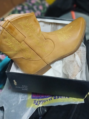 Ankle boots size 41 new in box, stylish