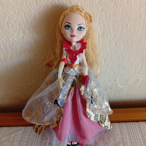 Ever After High Thronecoming Apple White doll used, collectible