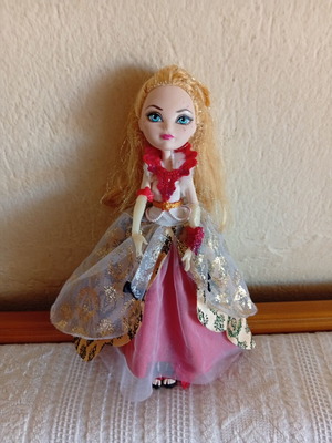 Ever After High Thronecoming Apple White doll used, collectible