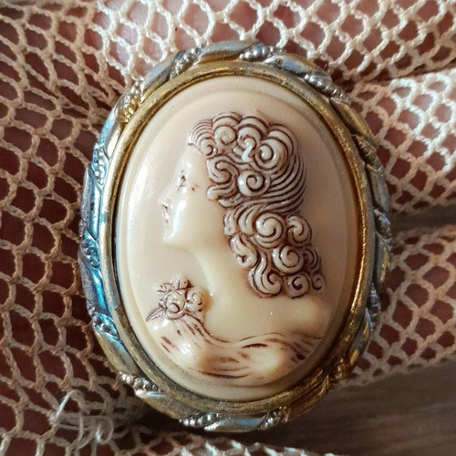 Vintage cameo pin Chezchoslovakia metal new 5cm x 3.5cm