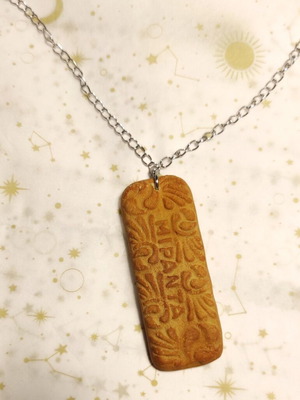 Χειροποίητο μενταγιόν από πολυμερικό πηλό σε σχήμα μπισκότο μπεζ καινούργιο